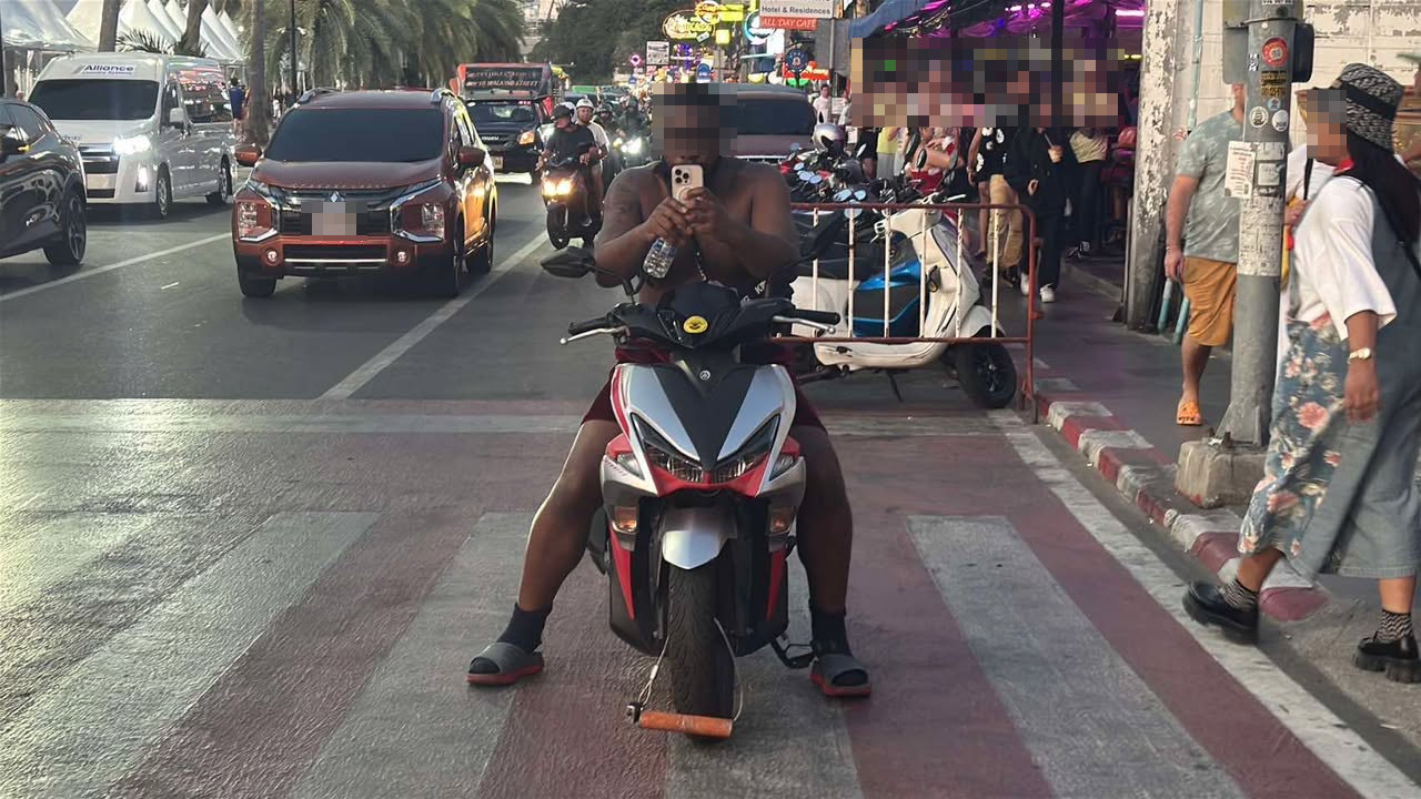 Shirtless tourist swallows traffic ticket in Pattaya police standoff | News by Thaiger