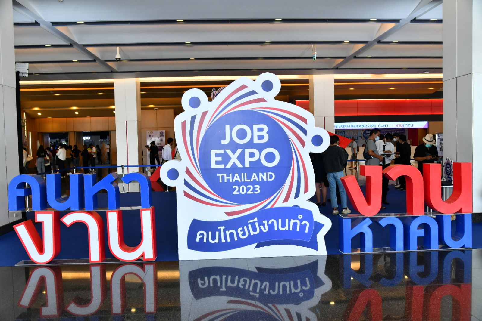 "รมว. สุชาติ" ปลื้ม JOB EXPO THAILAND 2023 คึกคัก คนหางานแห่ร่วมงานกว่า